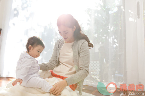 人,休闲装,婴儿服装,窗帘,室内_142751449_Mother caressing her baby_创意图片_Getty Images China