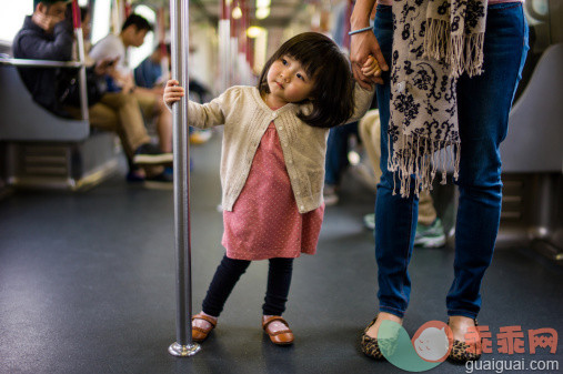 人,休闲装,鞋子,牛仔裤,室内_166721192_Toddler girl holding handrail_创意图片_Getty Images China