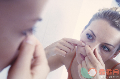 表,人,镜子,健康保健,室内_91795233_Woman squeezing pimple_创意图片_Getty Images China