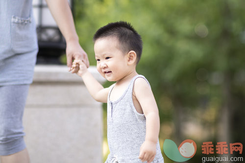 活动,快乐,可爱的,面部表情,健康的_f14b6a79e_宝宝牵着妈妈的手散步_创意图片_Getty Images China