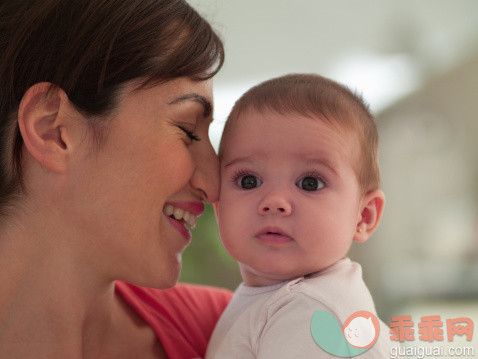 人,住宅内部,生活方式,室内,25岁到29岁_479631113_Mother posing with baby daughter and smiling _创意图片_Getty Images China