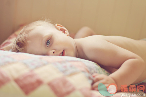 人,12到17个月,室内,蓝色眼睛,金色头发_151266659_Little boy lying on pillow_创意图片_Getty Images China