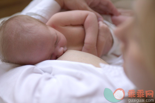 人,爱的,深情的,白人,怀孕_79948430_Newborn Breast Feeding_创意图片_Getty Images China