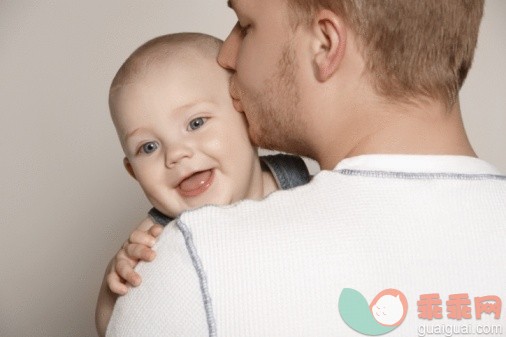 人,影棚拍摄,20到24岁,快乐,深情的_87376353_Father and baby boy_创意图片_Getty Images China