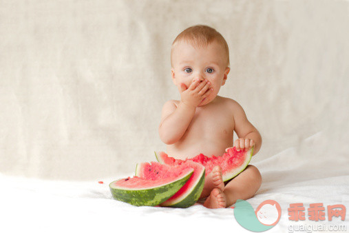 人,饮食,室内,金色头发,裸体_120636336_Boy and melon_创意图片_Getty Images China