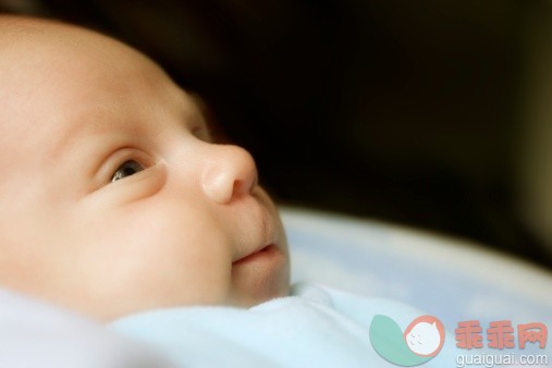 人,室内,白人,毯子,小的_77890367_Profile of baby_创意图片_Getty Images China