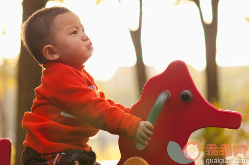 人,休闲装,婴儿服装,玩具,12到17个月_139497174_Boy enjoys driving toy horse_创意图片_Getty Images China