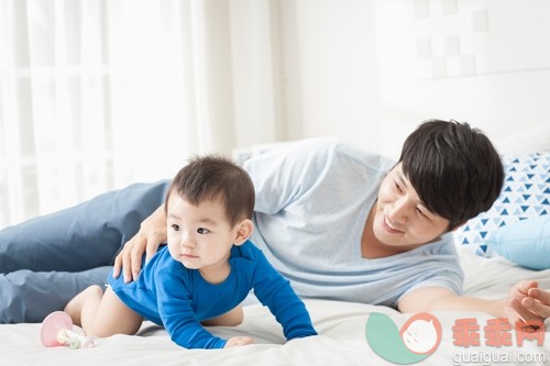 30岁到34岁,35岁到39岁,家庭,年轻双亲,游戏_gic12530469_a father and a baby playing on the bed_创意图片_Getty Images China