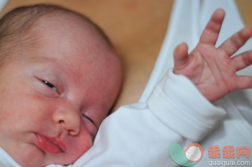 人,白人,躺,挥手,母亲_146583353_Tiny newborn waves hi_创意图片_Getty Images China