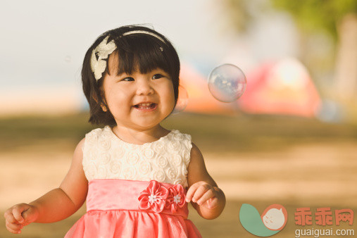 人,连衣裙,12到17个月,户外,中长发_146414087_Little girl playing bubbles_创意图片_Getty Images China