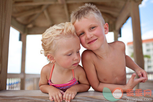 人,泳装,户外,商用码头,满意_140452169_Big brother and little sister_创意图片_Getty Images China