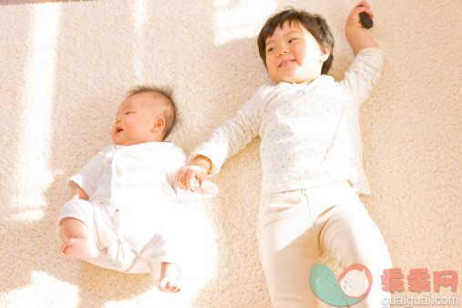 人,生活方式,2到5个月,四分之三身长,室内_140187774_Girl and baby lying down_创意图片_Getty Images China
