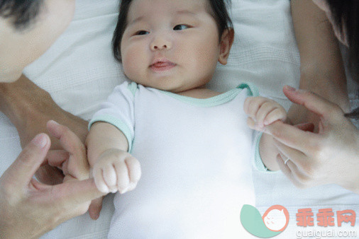 人,家具,床,室内,人的头部_88797418_Baby boy holding his parents fingers_创意图片_Getty Images China