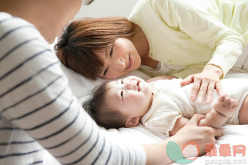 人,休闲装,床,室内,25岁到29岁_488609287_Parents looking at baby boy_创意图片_Getty Images China