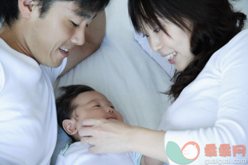 人,家具,床,室内,快乐_88797387_Couple lying on the bed with their son_创意图片_Getty Images China