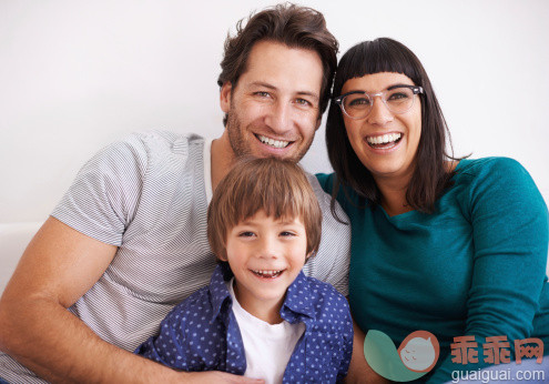 眼镜,人,住宅内部,生活方式,室内_511280375_The happy young family_创意图片_Getty Images China