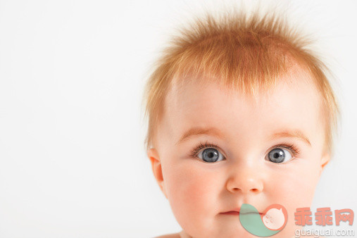 人,影棚拍摄,蓝色眼睛,头发,短发_103579070_Baby with fuzzy hair biting lip_创意图片_Getty Images China