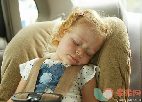 睡觉,汽车,摄影,人,婴儿服装_528171119_Toddler sleeping in Car_创意图片_Getty Images China