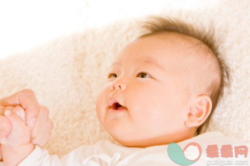 部分,人,生活方式,2到5个月,室内_140187761_Baby and mother looking at each other_创意图片_Getty Images China