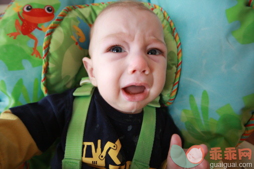 人,婴儿服装,床,室内,白人_143040892_Baby boy crying_创意图片_Getty Images China