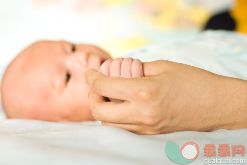 人,床,室内,手,卧室_133805186_Mother holding baby's hands_创意图片_Getty Images China