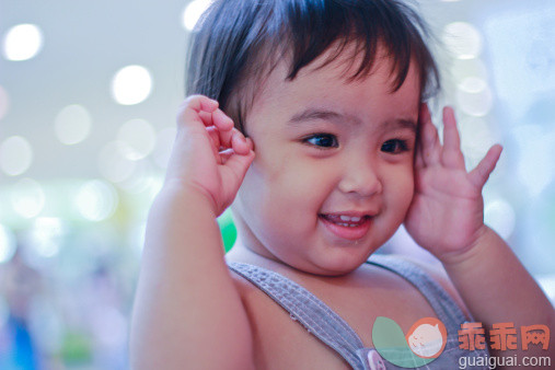 人,婴儿服装,12到17个月,室内,黑发_159032739_peek-a-boo_创意图片_Getty Images China