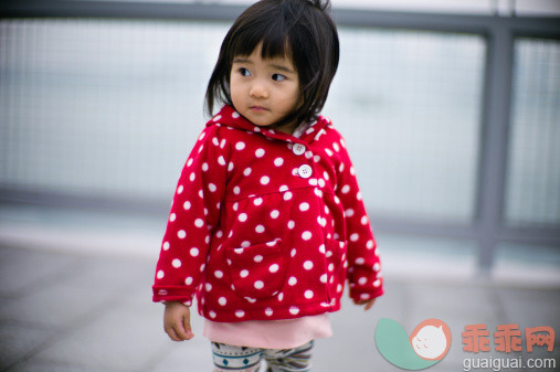 人,休闲装,婴儿服装,12到17个月,四分之三身长_161766562_Baby girl standing on pier dock next to the sea_创意图片_Getty Images China