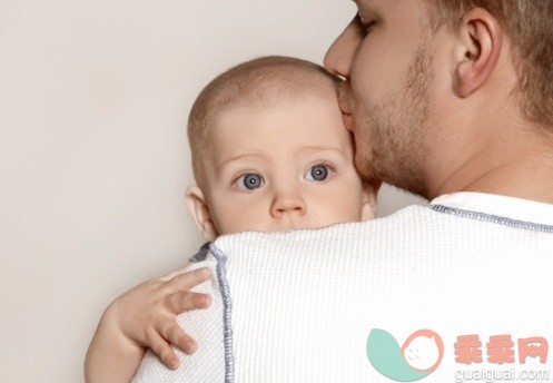 人,影棚拍摄,20到24岁,深情的,白人_87376352_Father kissing a baby boy_创意图片_Getty Images China