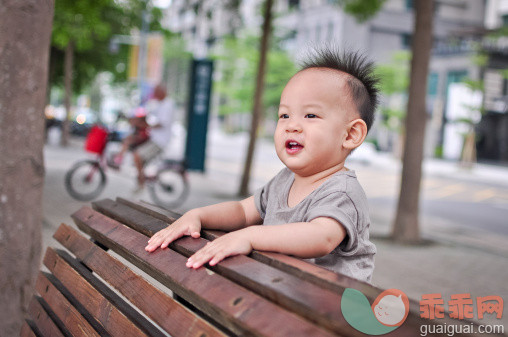 人,休闲装,12到17个月,户外,快乐_157108072_Little boy laughing on park bench_创意图片_Getty Images China