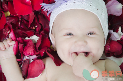 人,室内,褐色眼睛,满意,微笑_138165299_Smiling baby girl laying on rose pedals_创意图片_Getty Images China