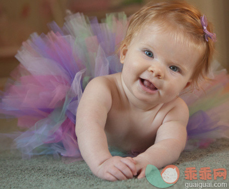 人,室内,蓝色眼睛,满意,躺_139561383_Baby girl in tutu_创意图片_Getty Images China