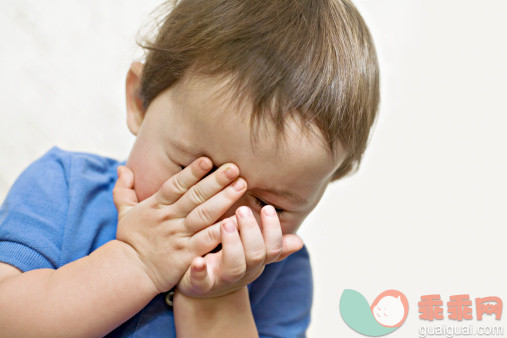 人,休闲装,影棚拍摄,短发,棕色头发_145066253_Shy child_创意图片_Getty Images China