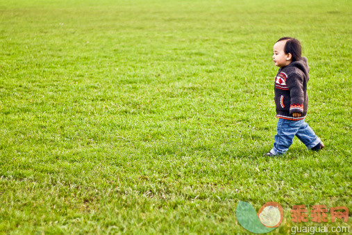 人,休闲装,12到17个月,户外,步行_136497592_Little boy walking in grass_创意图片_Getty Images China