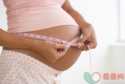 概念,构图,图像,摄影,视角_73231884_Pregnant African woman measuring belly_创意图片_Getty Images China