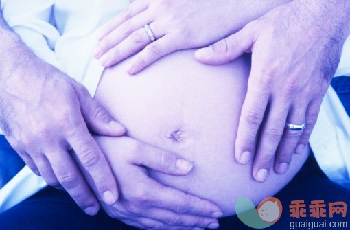 摄影,手,家庭,裤子,拿着_57441479_toned close-up of a man's hands holding a pregnant woman's stomach_创意图片_Getty Images China