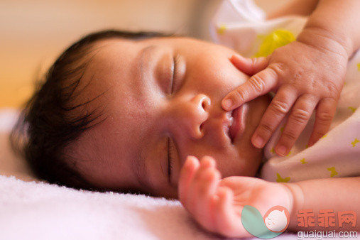 人,床,室内,黑发,卧室_149599316_Baby girl_创意图片_Getty Images China