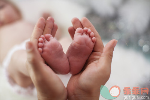 可爱的,家庭,求助,母亲,新的_gic13488110_In my hands...another life_创意图片_Getty Images China