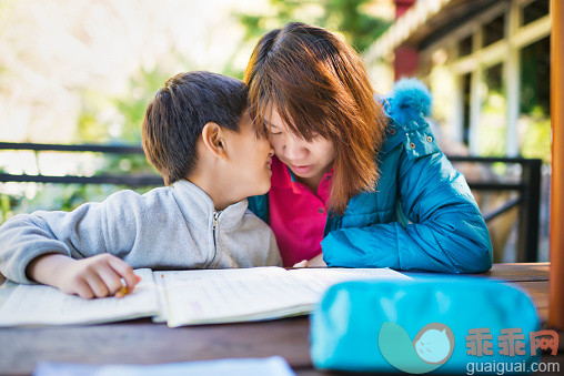 人,桌子,户外,35岁到39岁,茄克_560640497_Kid whisper to mother happily_创意图片_Getty Images China