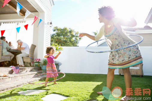 人,休闲装,生活方式,户外,25岁到29岁_168838636_Cheerful mother and daughter twirling hula hoops on lawn_创意图片_Getty Images China