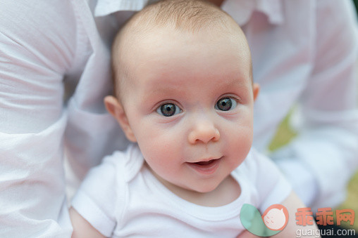 人,户外,快乐,微笑,拿着_558975143_A baby girl._创意图片_Getty Images China