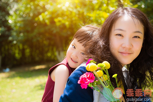 进行中,自然,户外,快乐,摄影_555285805_A little girl play with her mother in the park_创意图片_Getty Images China