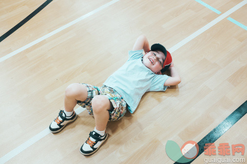 人,休闲装,室内,鸭舌帽,快乐_169801474_happy boy on basketball gym hardwood court_创意图片_Getty Images China