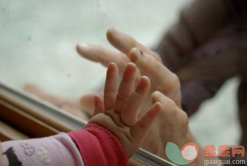 人,室内,手,窗户,父亲_135866447_Big hand, little hand_创意图片_Getty Images China