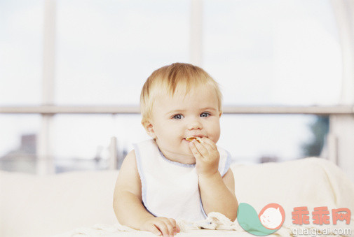 打球入洞,人,饮食,食品,室内_78553020_A child putting food in its mouth_创意图片_Getty Images China