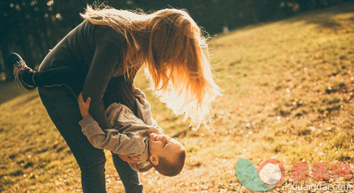 太阳,生活方式,户外,快乐,微笑_gic14033017_Playing with mom_创意图片_Getty Images China