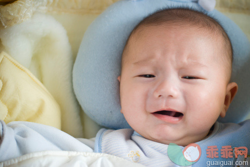 人,婴儿服装,床,室内,卧室_143047864_Portrait of baby crying_创意图片_Getty Images China