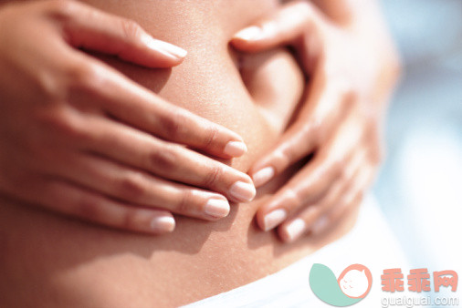 人,户外,手,白人,触摸_91801289_Woman holding stomach_创意图片_Getty Images China