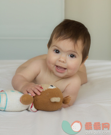 人,床,室内,毛绒玩具,棕色头发_148214603_Smiling baby girl on bed_创意图片_Getty Images China