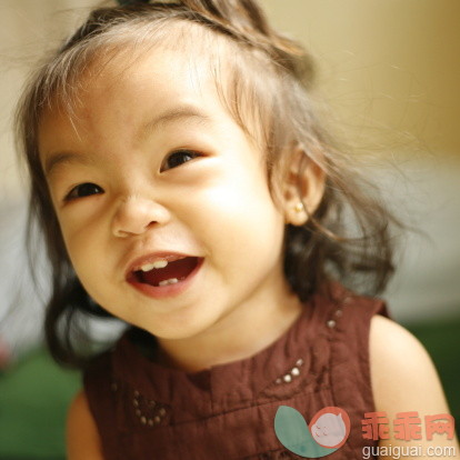 摄影,人,婴儿服装,户外,快乐_129795966_Little girl laughing_创意图片_Getty Images China