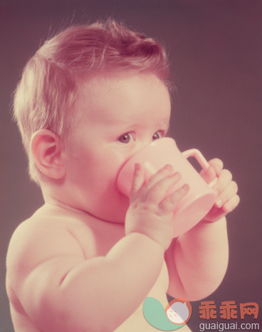 档案,人,饮食,饮料,影棚拍摄_86283998_Baby drinking from cup_创意图片_Getty Images China